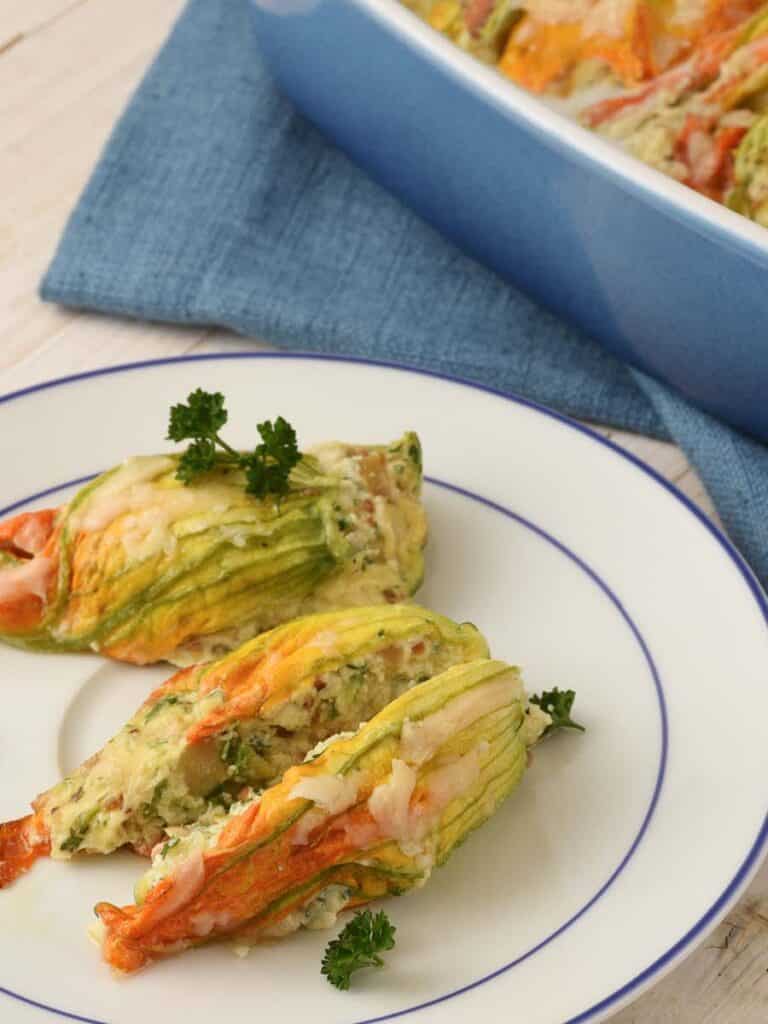 Bärlauch-gefüllte Zucchini-Blüten mit Ricotta und Tomatensoße