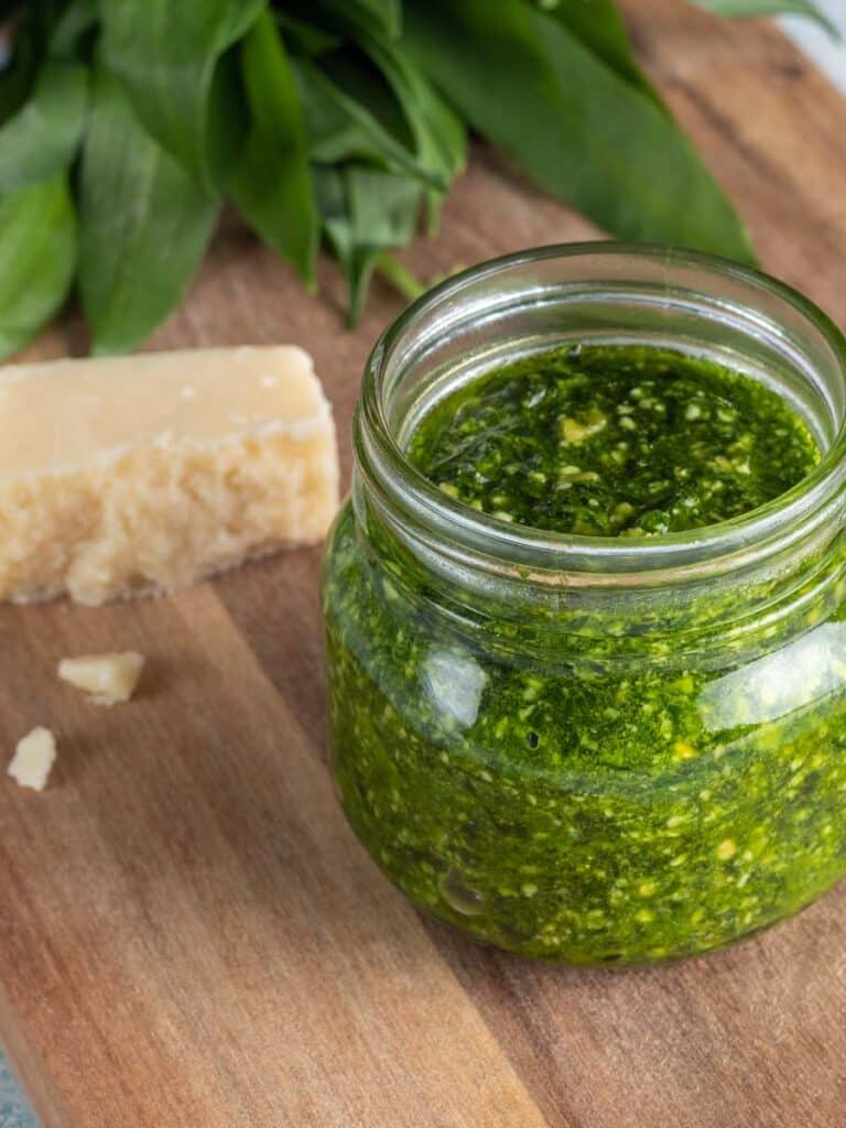 Bärlauchpesto mit Nudeln oder als Brotaufstrich