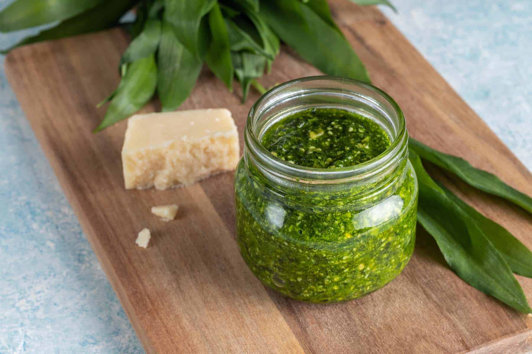 Bärlauchpesto mit Nudeln oder als Brotaufstrich