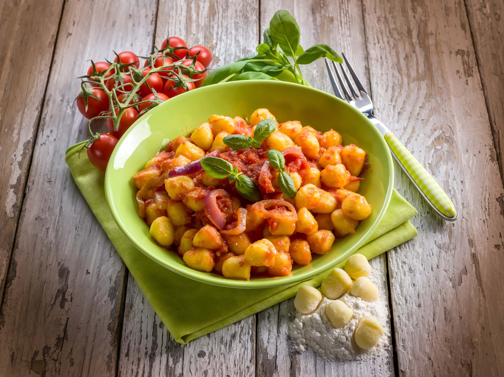 Bärwurz-Gnocchi mit Tomatensauce und gehacktem Basilikum