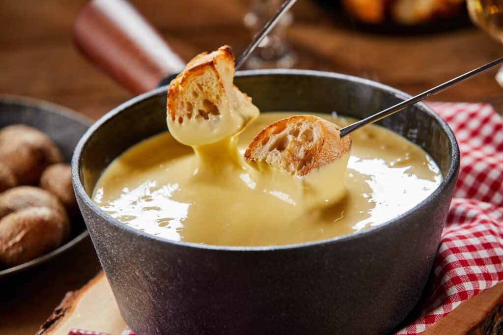 Bärwurz-Käse-Fondue mit geröstetem Brot und Gemüsesticks