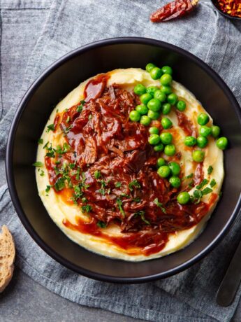 Bärwurz-Kartoffel-Püree mit gebratenem Gemüse und Tomatensauce