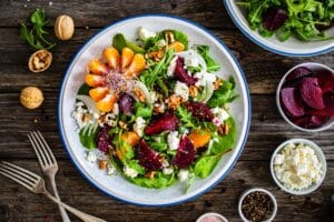 Bärwurz-Salat mit geröstetem Kürbis, Feta und Walnüssen