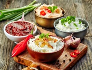 Bärlauch-Käse-Dip mit gebackenen Kartoffelchips