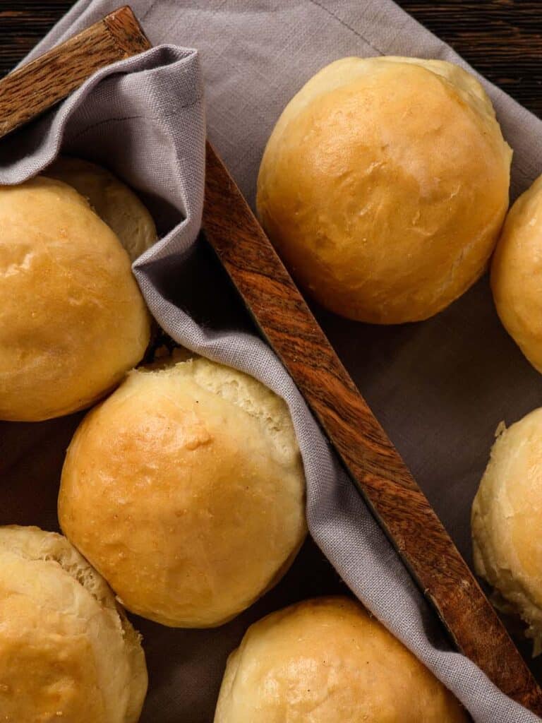 Bärlauch-Kartoffel-Brötchen mit gerösteten Zwiebeln und Thymian