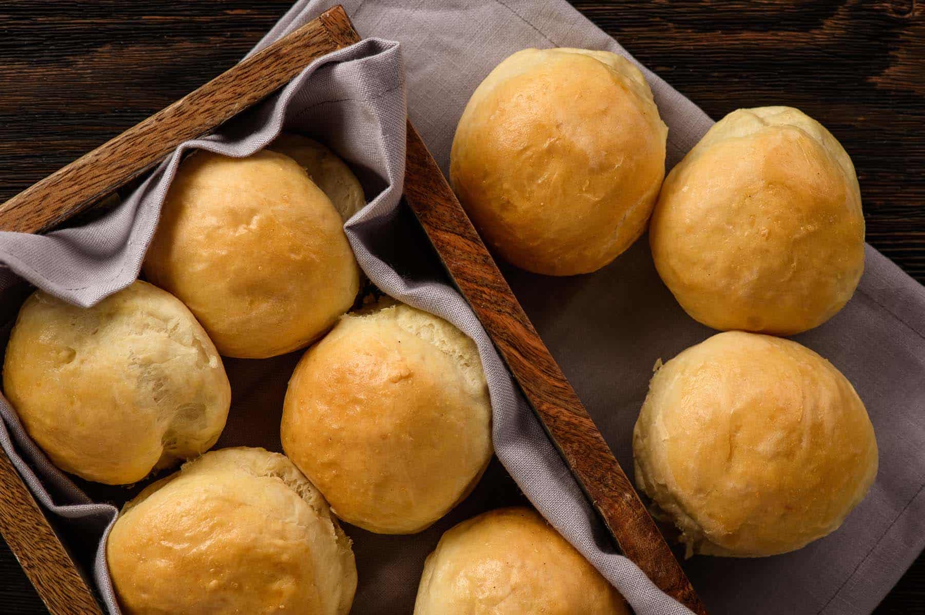 Bärlauch-Kartoffel-Brötchen mit gerösteten Zwiebeln und Thymian