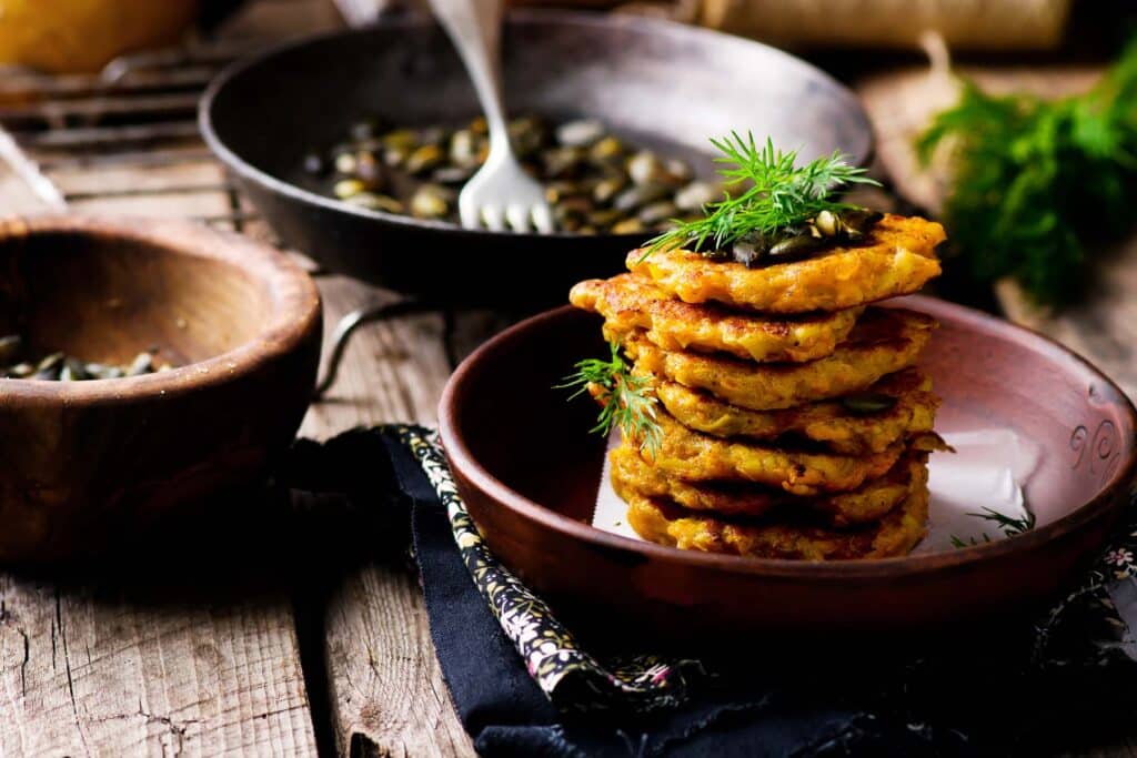 Bärlauch-Kartoffel-Burger mit Rucola und Ziegenkäse