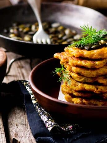 Bärlauch-Kartoffel-Burger mit Rucola und Ziegenkäse