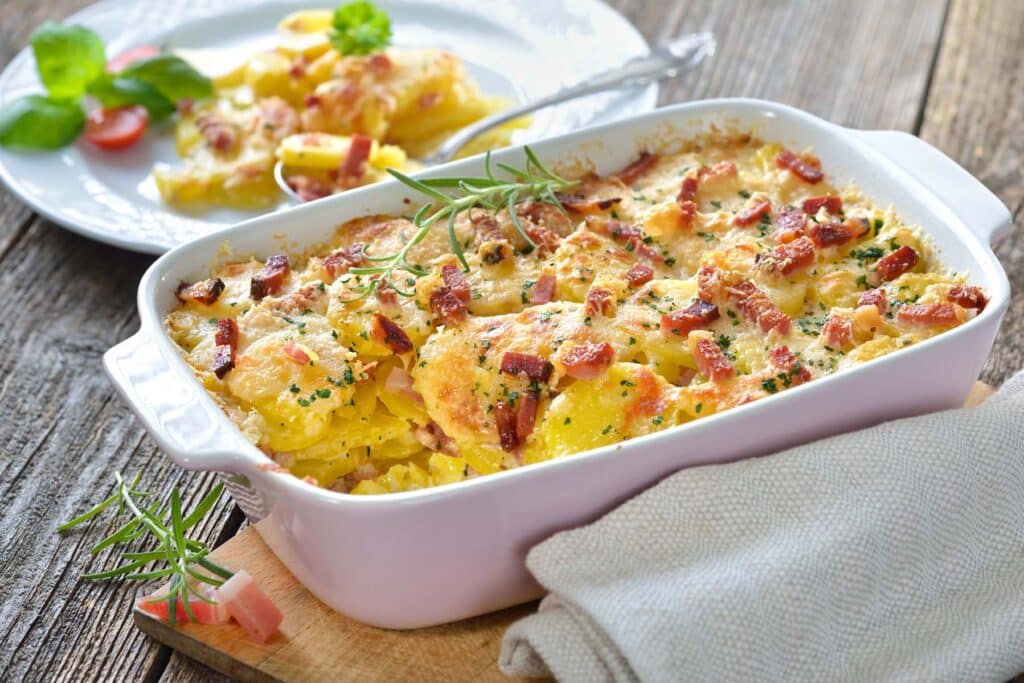 Bärlauch-Kartoffel-Gratin mit Zucchini und Feta-Käse