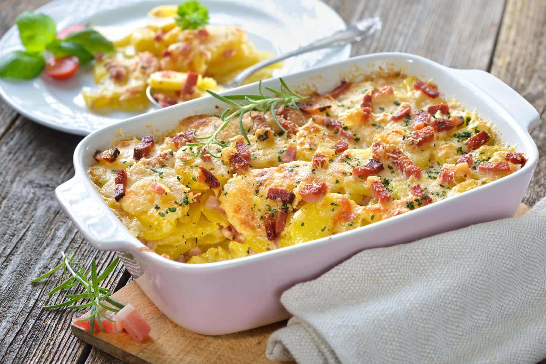 Bärlauch-Kartoffel-Gratin mit Zucchini und Feta-Käse