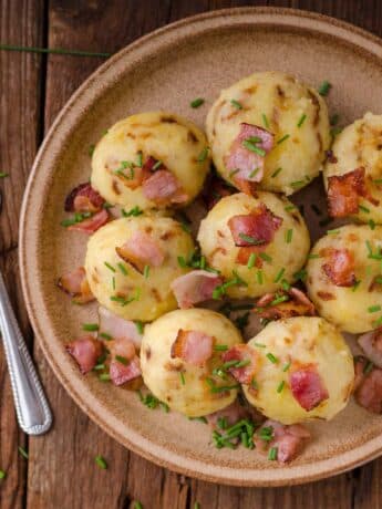 Bärlauch-Kartoffel-Knödel mit geröstetem Speck und Salbeibutter