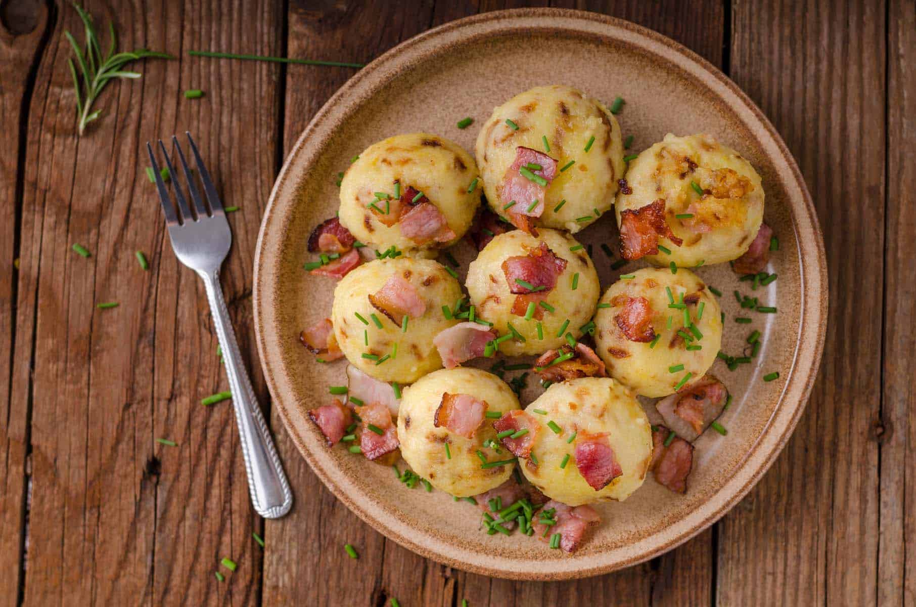 Bärlauch-Kartoffel-Knödel mit geröstetem Speck und Salbeibutter