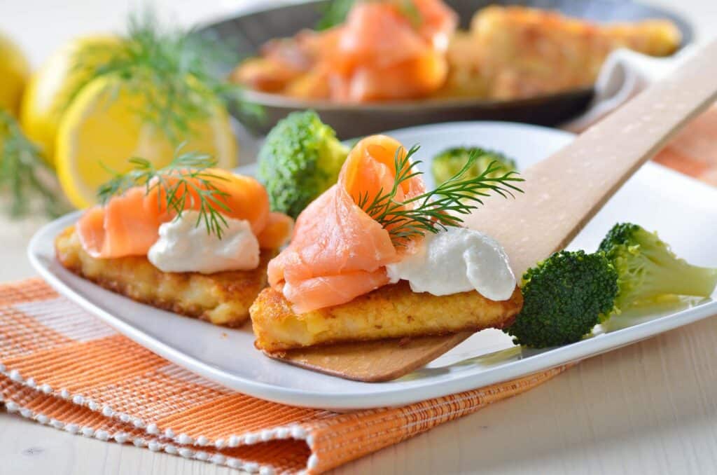 Bärlauch-Kartoffel-Puffer mit geräuchertem Lachs und Zitronen-Creme Fraiche