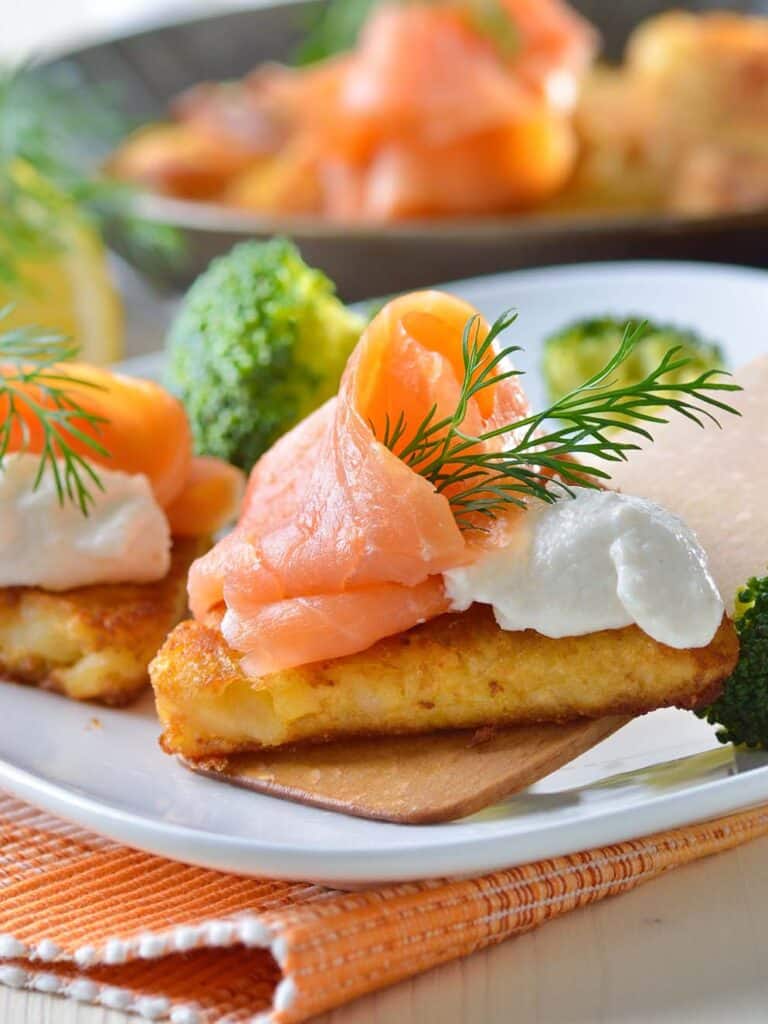 Bärlauch-Kartoffel-Puffer mit geräuchertem Lachs und Zitronen-Creme Fraiche