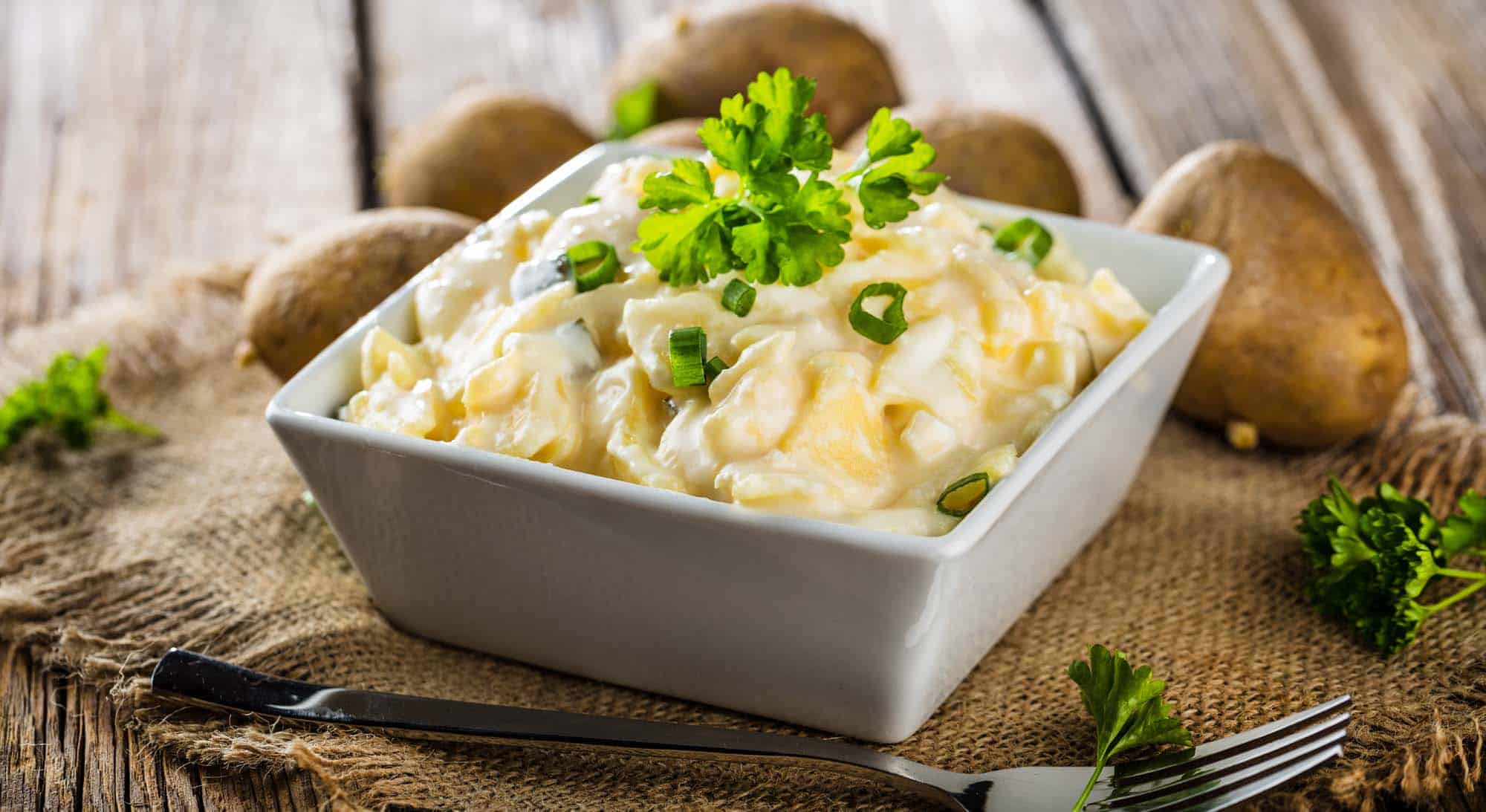 Bärlauch-Kartoffel-Salat mit geröstetem Knoblauch und Speck