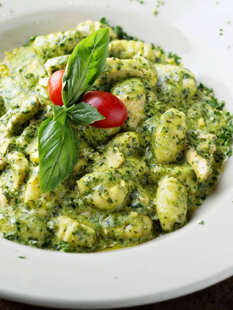 Bärlauch-Pesto-Gnocchi mit Tomaten und Burrata