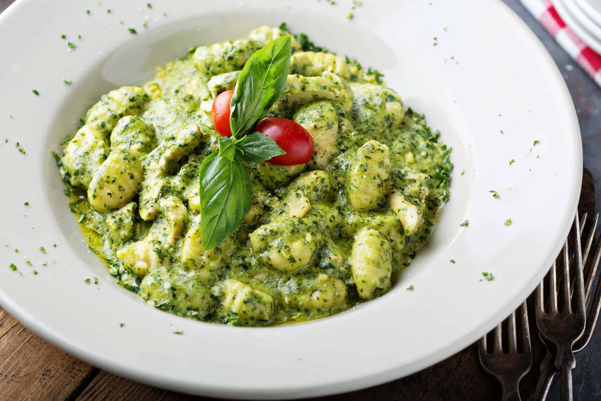 Bärlauch-Pesto-Gnocchi mit Tomaten und Burrata