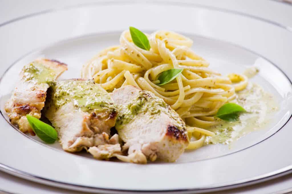 Bärlauch-Pesto-Linguine mit gebratenem Hühnchen und Zucchini