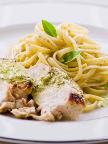 Bärlauch-Pesto-Linguine mit gebratenem Hühnchen und Zucchini