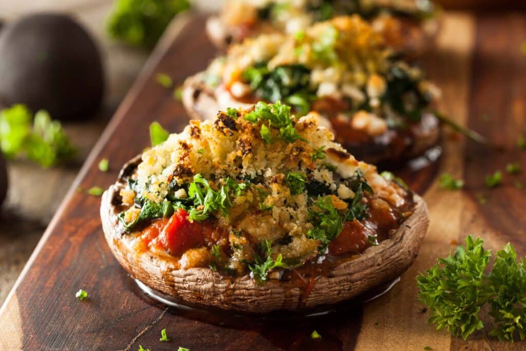 Bärlauch-Pesto-gefüllte Portobello-Pilze mit gebratenen Zucchini und Paprika