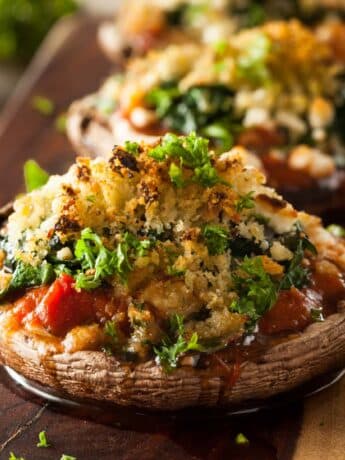 Bärlauch-Pesto-gefüllte Portobello-Pilze mit gebratenen Zucchini und Paprika