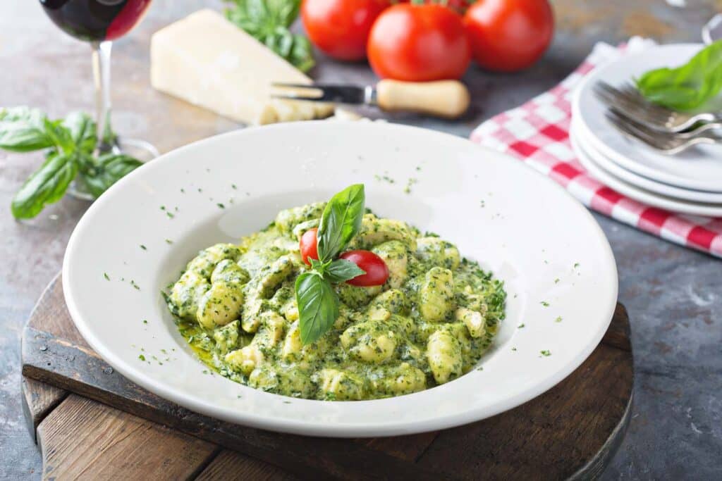 Bärlauch-Ricotta-Gnocchi mit Spinat und Pinienkernen