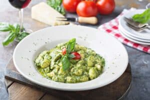 Bärlauch-Ricotta-Gnocchi mit Spinat und Pinienkernen