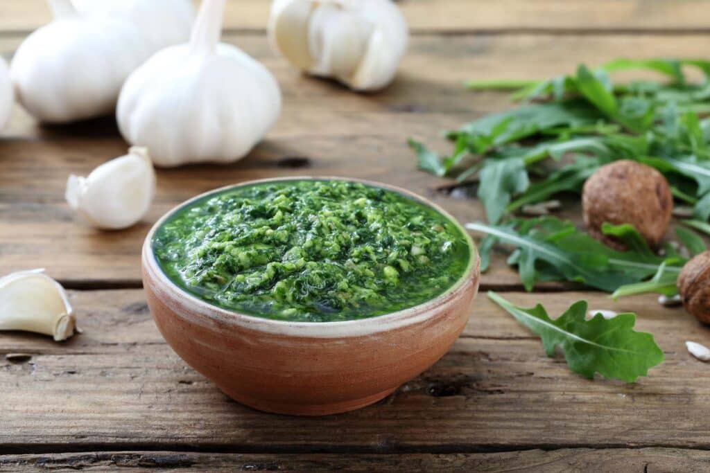 Bärlauch-Rucola-Pesto mit gerösteten Tomaten und Mozzarella