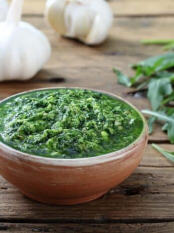 Bärlauch-Rucola-Pesto mit gerösteten Tomaten und Mozzarella