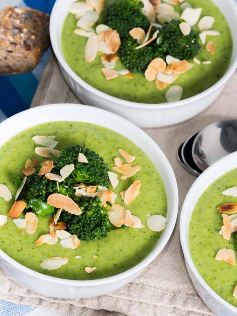 Bärlauch-Spinat-Brokkoli-Suppe mit gerösteten Kichererbsen und Feta