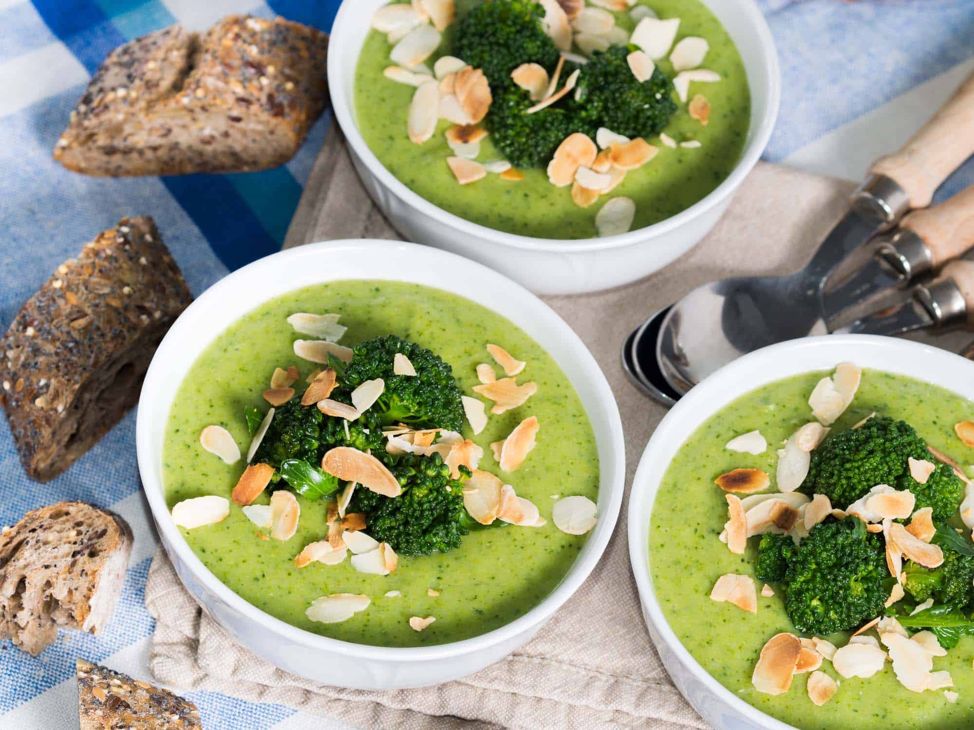 Bärlauch-Spinat-Brokkoli-Suppe mit gerösteten Kichererbsen und Feta