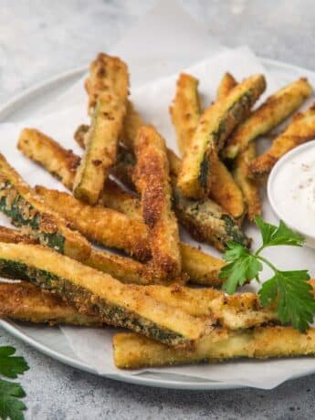 Bärlauch-Zucchini-Fritters mit Joghurt-Dill-Dip