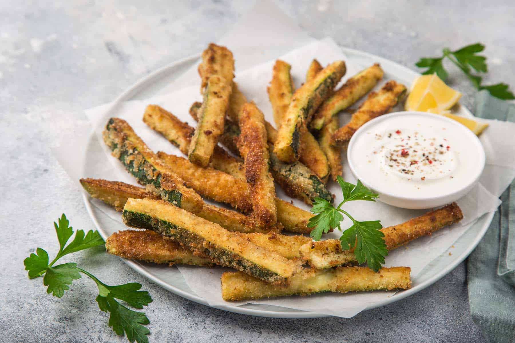 Bärlauch-Zucchini-Fritters mit Joghurt-Dill-Dip