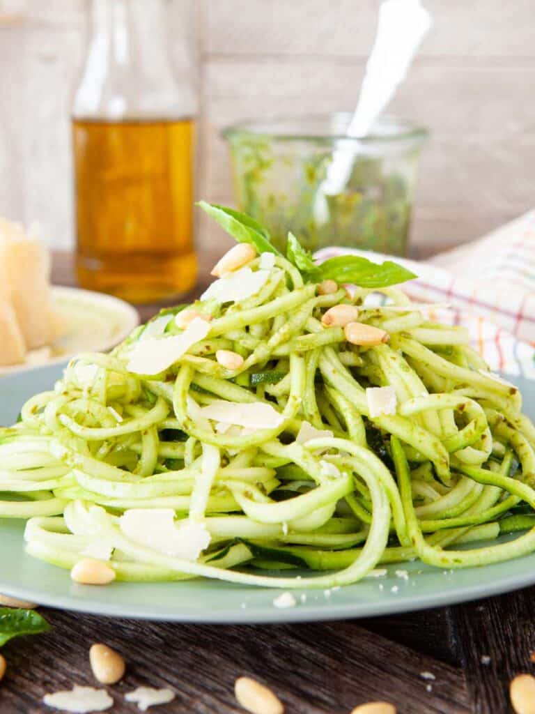 Bärlauch-Zucchini-Spaghetti mit Avocado-Pesto und gerösteten Cashewkernen