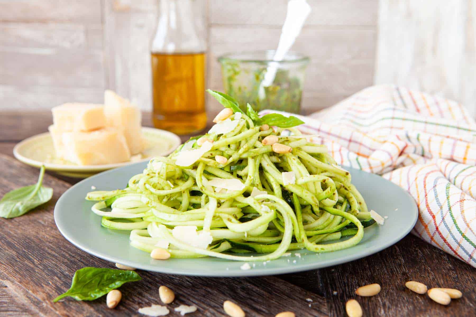 Bärlauch-Zucchini-Spaghetti mit Avocado-Pesto und gerösteten Cashewkernen