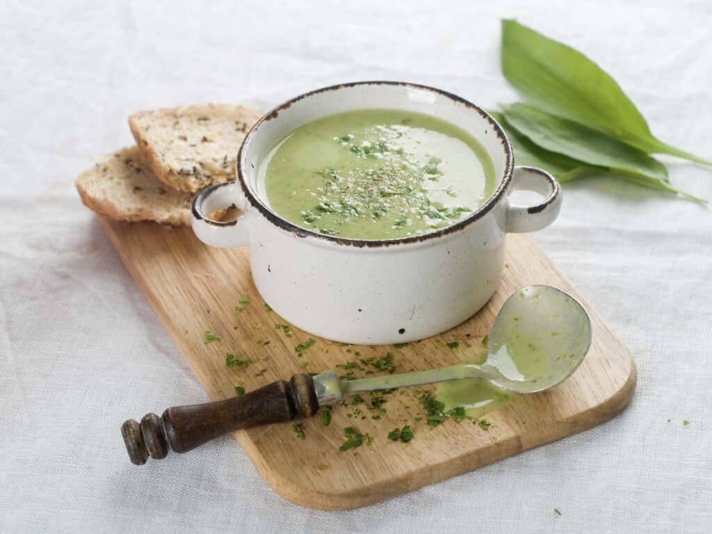 Bärlauch-Zucchini-Suppe mit Kokosmilch und Koriander