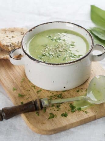 Bärlauch-Zucchini-Suppe mit Kokosmilch und Koriander