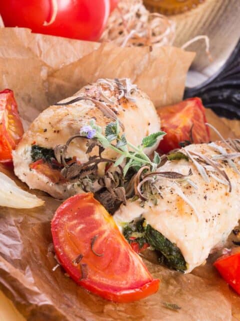 Bärlauch-gefüllte Hähnchenbrust mit Tomaten und Feta-Käse Bärlauch-gefüllte Hähnchenbrust mit Tomaten und Feta-Käse