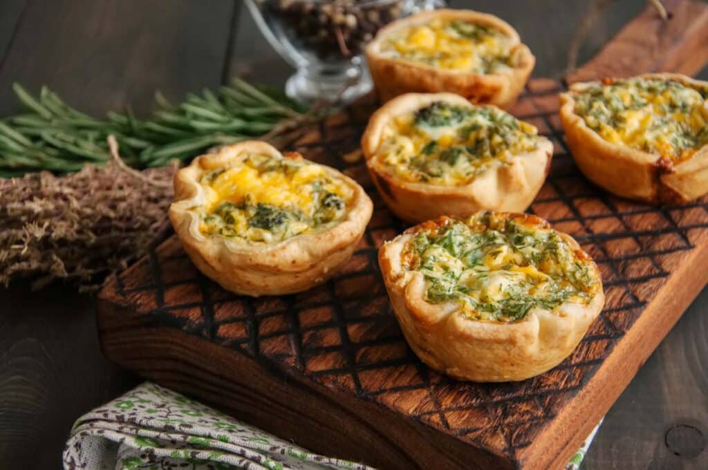 Bärlauch-gefüllte Mini-Quiches mit Schinken und Käse