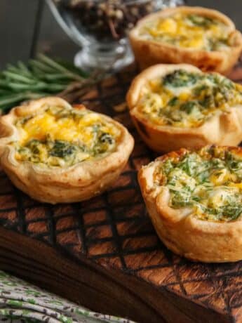 Bärlauch-gefüllte Mini-Quiches mit Schinken und Käse