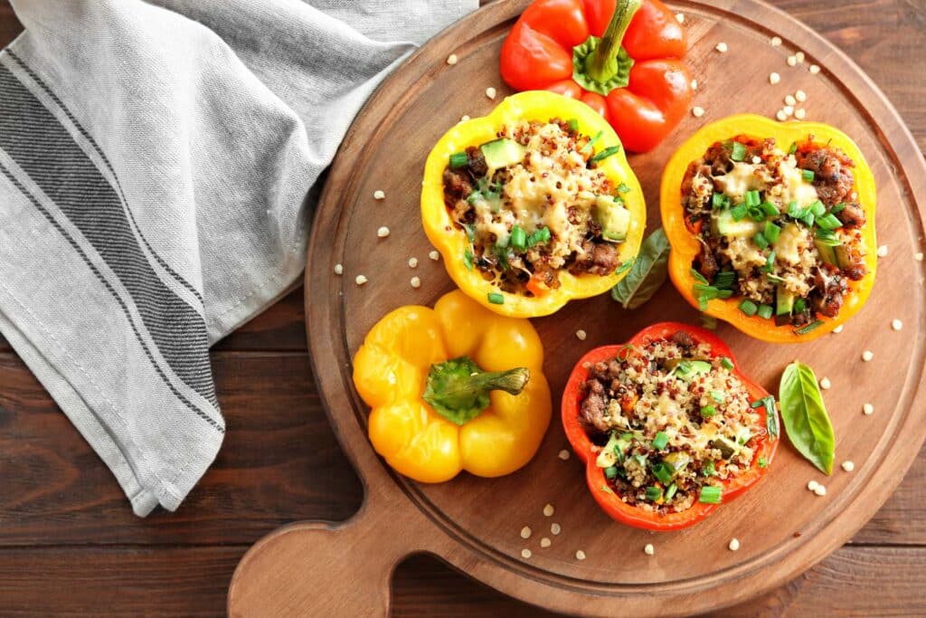 Bärlauch-gefüllte Paprika mit Quinoa und Hackfleisch