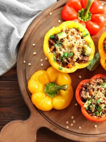 Bärlauch-gefüllte Paprika mit Quinoa und Hackfleisch