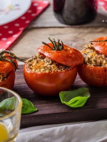 Bärlauch-gefüllte Tomaten mit Quinoa und Feta-Käse