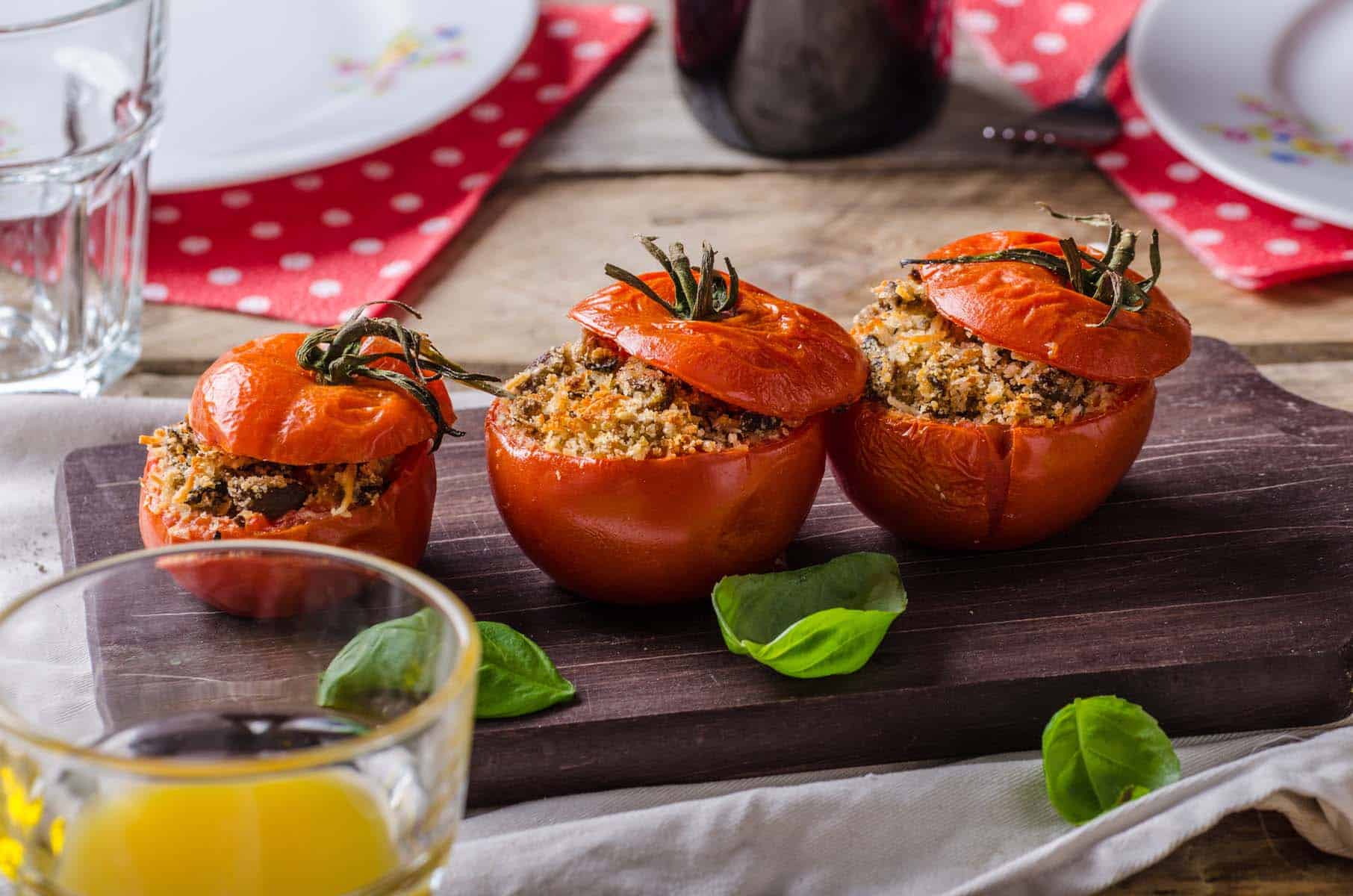 Bärlauch-gefüllte Tomaten mit Quinoa und Feta-Käse