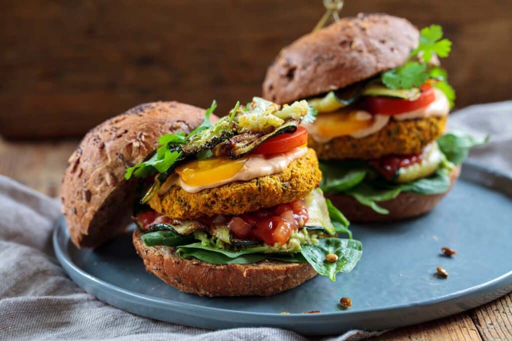 Bärlauch-gefüllte Zucchini-Burger mit Cashew-Käse und Guacamole