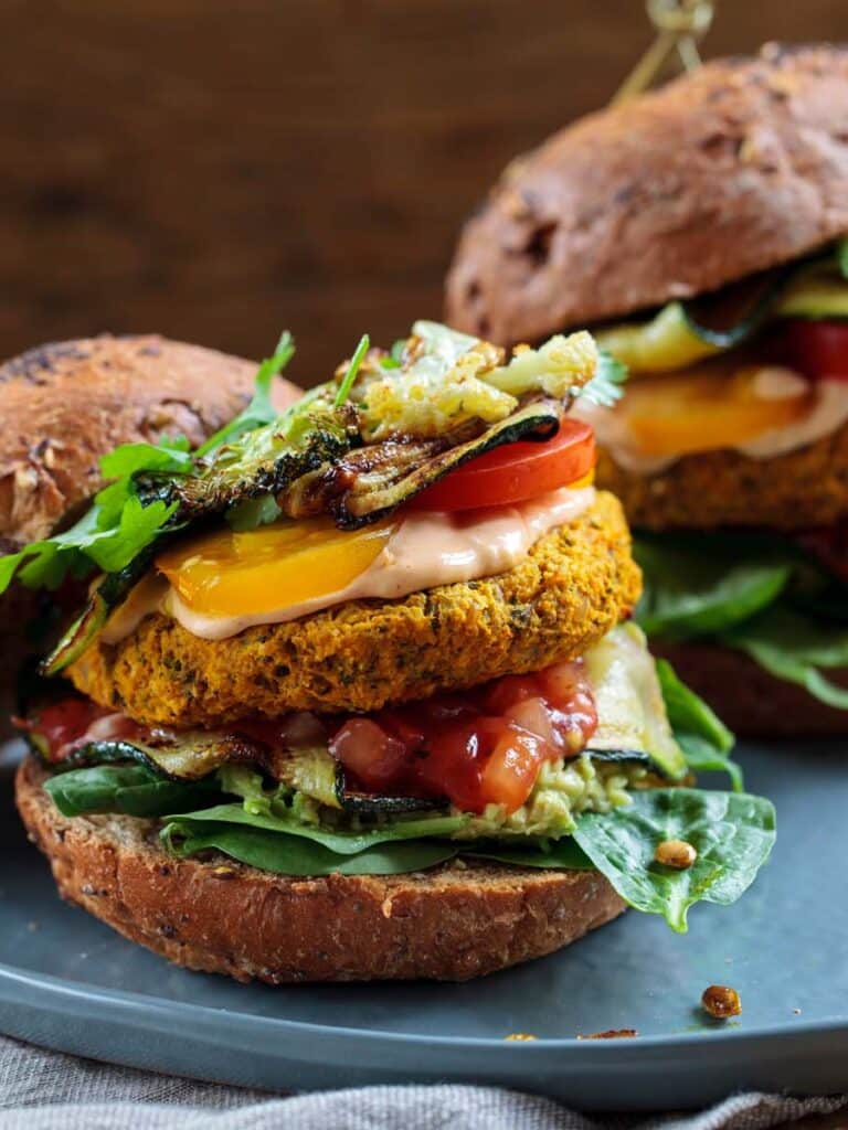 Bärlauch-gefüllte Zucchini-Burger mit Cashew-Käse und Guacamole