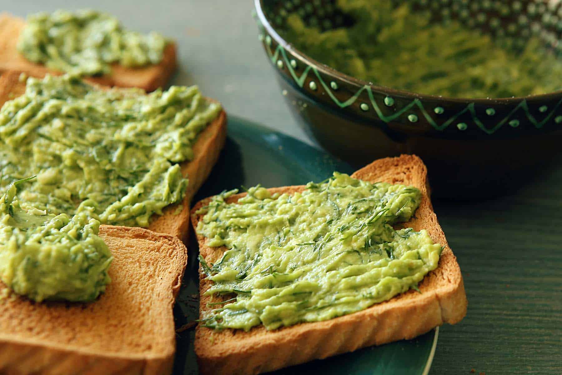 Giersch-Cashewkern-Pesto mit Avocado