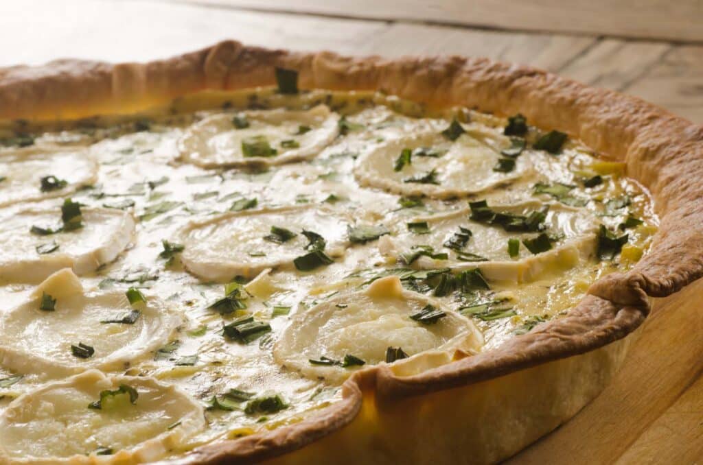 Giersch-Quiche mit Ziegenkäse