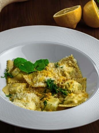 Giersch-Ravioli mit Ricotta und Zitrone