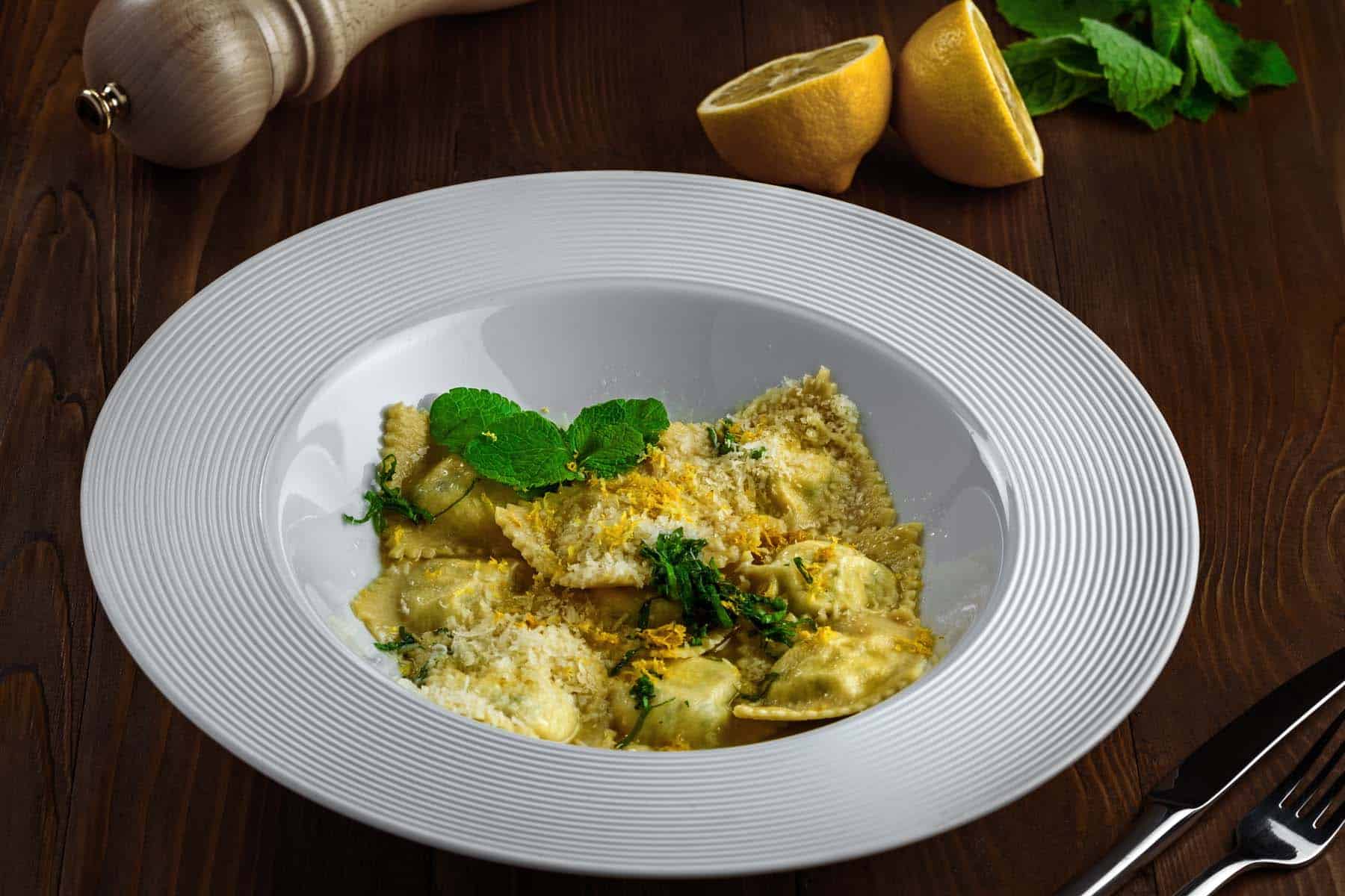 Giersch-Ravioli mit Ricotta und Zitrone